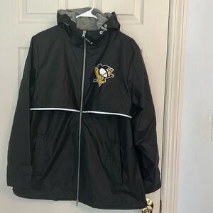 Like new: Women’s Large Penguins Raincoat. Hooded.